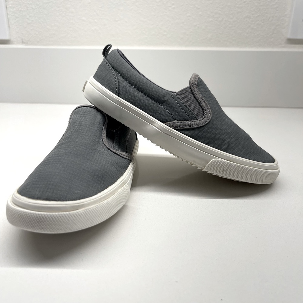 Toddler Old Navy gray slip-ons size 9
